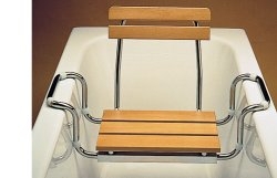 SEDILE ALLUNGABILE PER VASCA IN LEGNO REGOLABILE CON SCHIENALE. ROBUSTO TELAIO D'ACCIAIO CROMATO E PIANO DI SEDUTA COMPOSTO DA 3 STECCHE DI FAGGIO VERNICIATE. PORTATA MASSIMA 100KG