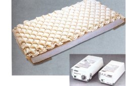 MATERASSO ANTIDECUBITO AD ARIA CON POMPA SUPERFAMILY FORMATO DA CELLE A BOLLA CHE SI GONFIANO, POMPA IN DOTAZIONE, A CICLO ALTERNATO. MUNITO DI RISVOLTI PER FISSAGGIO AL MATERASSO