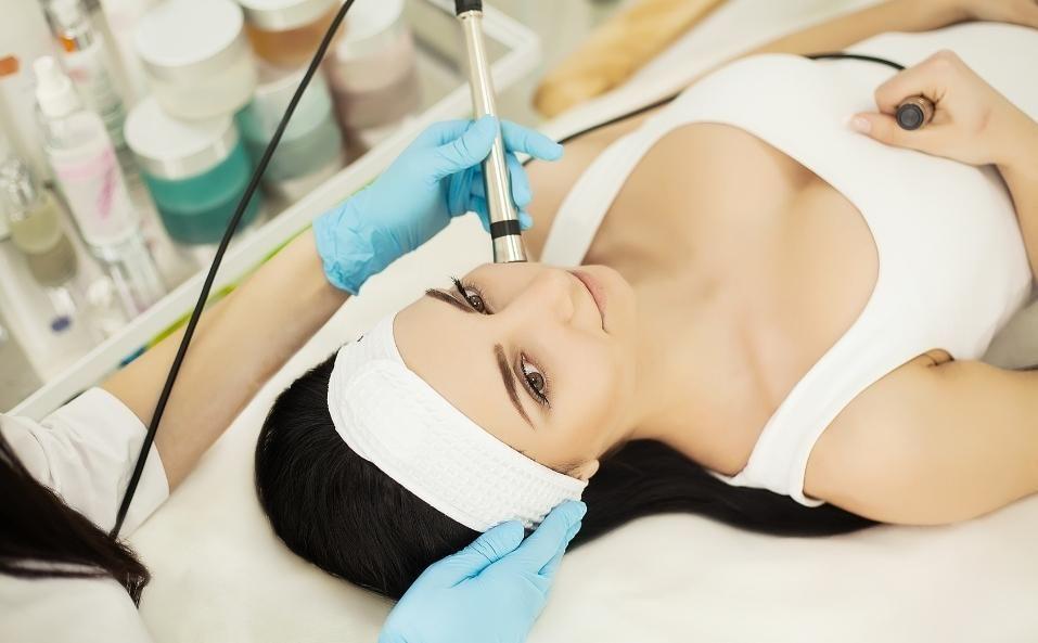 Come rinforzare unghie e capelli: alcuni consigli pratici